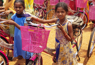 Don de vélos pour les enfants de l’école de Thallakera (Inde)